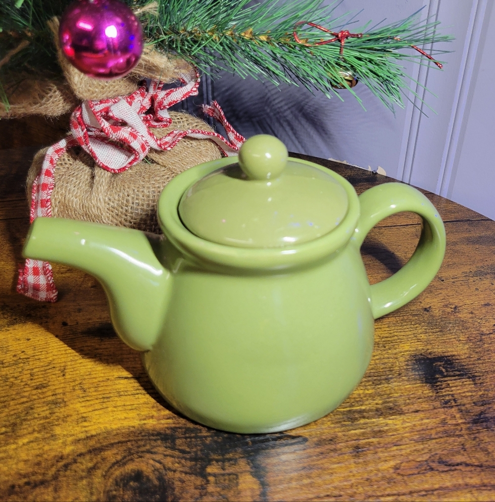 California Pantry made in 2008 Green Ceramic Teapot w/lid